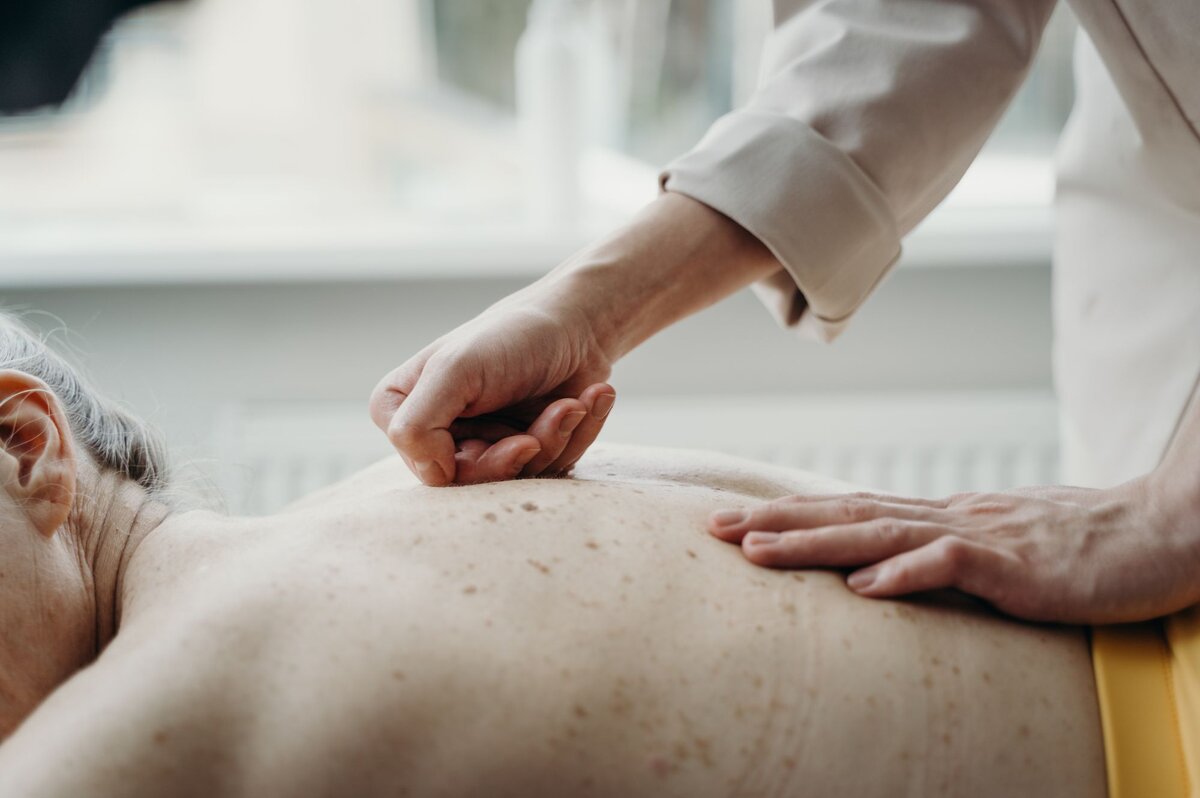Pression des doigts sur les points des méridiens du dos