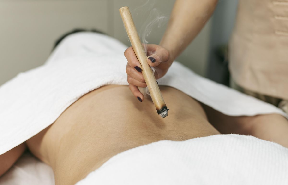 Séance de moxibustion avec bâton de moxa